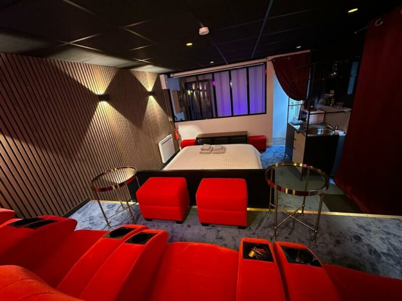 4k cinema jacuzzi chambre