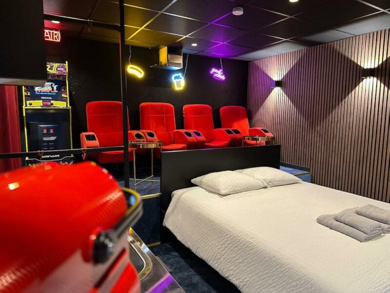 4k cinema jacuzzi