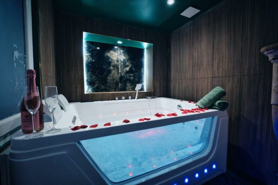 Stanislas Sensual Bali Love Room Jacuzzi