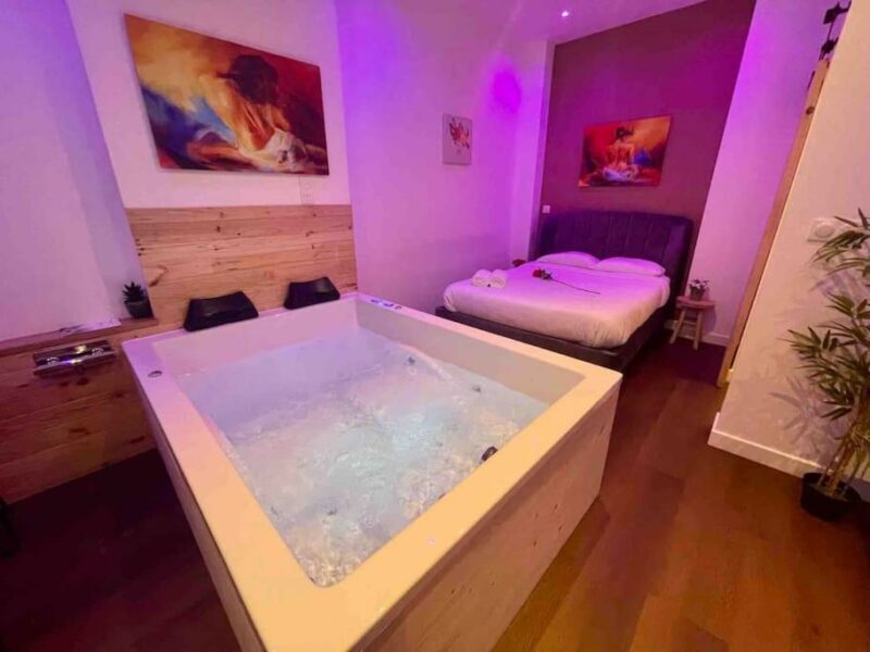 chambre jacuzzi Colline, La suite cinéma spa privée Nancy