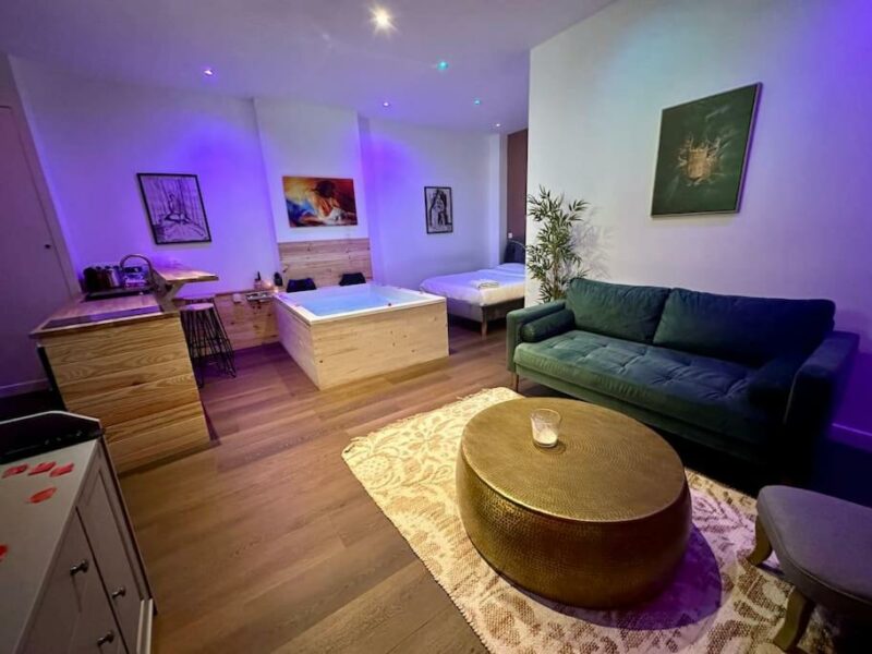 chambre jacuzzi Colline, La suite cinéma spa privée