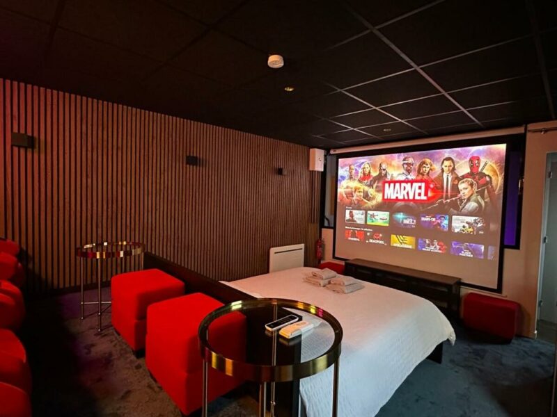 ecran 4k cinema jacuzzi