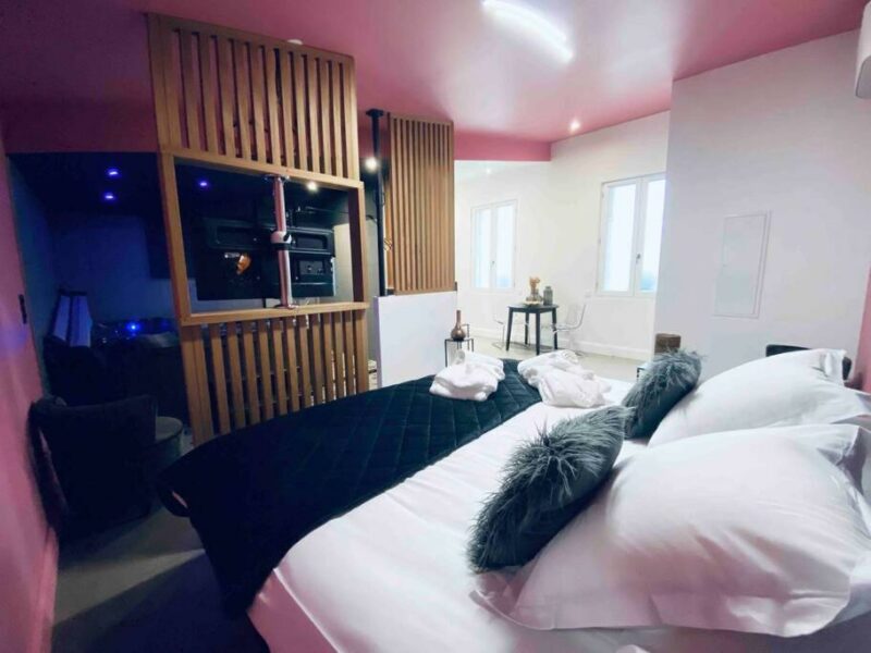 jacuzzi dans la chambre La Litchi Le 50 Suites and Spa centre ville