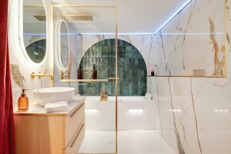 salle de bain Cinema Room haut de gamme avec balnéothérapie