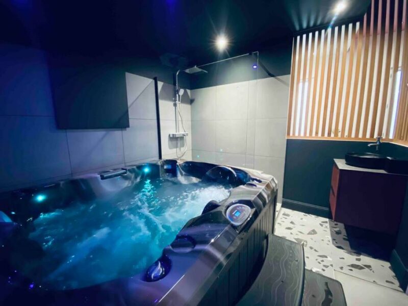 vue jacuzzi La Litchi Le 50 Suites and Spa centre ville